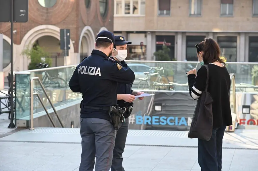 Controlli delle forze dell'ordine in centro a Brescia
