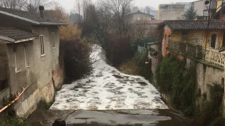 Schiuma bianca a Quinzano - Foto Ermanno Seccardelli