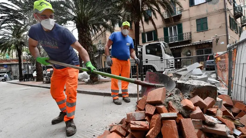 Operai al lavoro in Liguria - Foto Ansa/Luca Zennaro