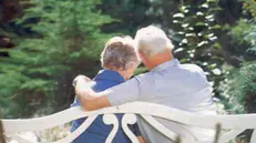 Anziani su una panchina (simbolica)