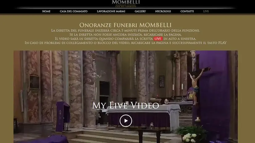 Lo screenshot del funerale trasmesso in streaming dalle pompe funerbri clarensi - © www.giornaledibrescia.it