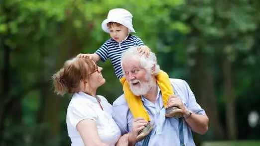 Nonni con nipote (foto simbolica)