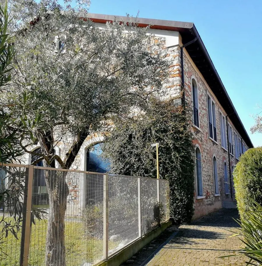 In via Stretta. L’ingresso del liceo gestito da Fondazione Aib