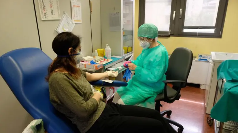 Test sierologici, personale del Civile sottoposto a prelievo di sangue - Foto Ansa © www.giornaledibrescia.it
