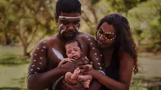 Un nucleo famigliare aborigeno -  Foto © www.giornaledibrescia.it