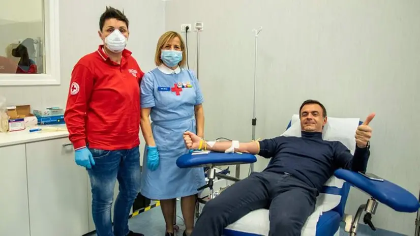 Ettore Prandini, presidente di Coldiretti, mentre dona il sangue - Foto Ansa