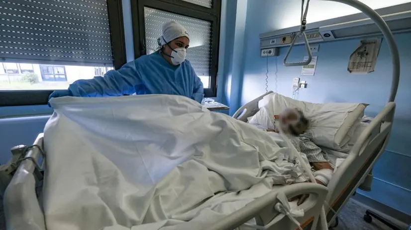 Un paziente affetto da coronavirus viene curato in ospedale - Foto Ansa © www.giornaledibrescia.it