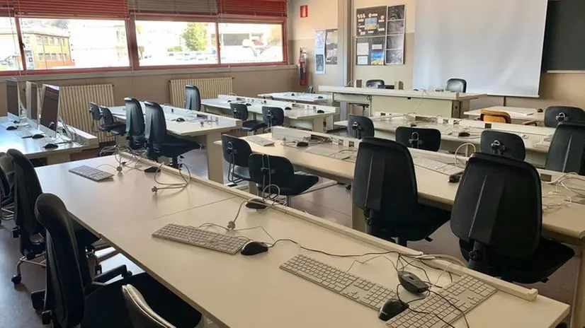 L’aula informatica del liceo «Golgi» svuotata degli iMac che venivano utilizzati dagli studenti - Foto © www.giornaledibrescia.it