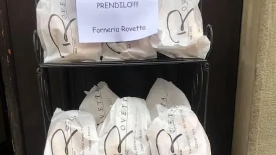 Il cartello esposto sui sacchetti di pane della forneria Rovetta a Chiari - Foto © www.giornaledibrescia.it
