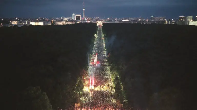 Un'immagine della Loveparade del 2002 - Foto Rave the Planet