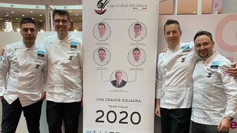 I campioni. Il secondo da sinistra è lo chef Martinelli, docente a Cast Alimenti e al Mantegna