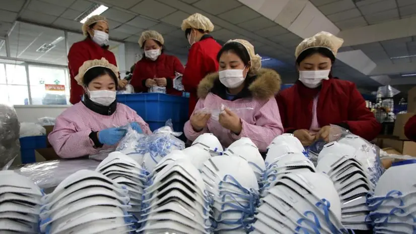 Donne al lavoro in una fabbrica che produce mascherine a Handan, in Cina - Foto Ansa/Epa © www.giornaledibrescia.it