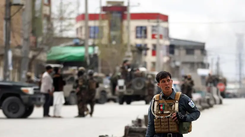 Forze di sicurezza afghane fuori dal tempio, luogo dell'attentato dell'Isis