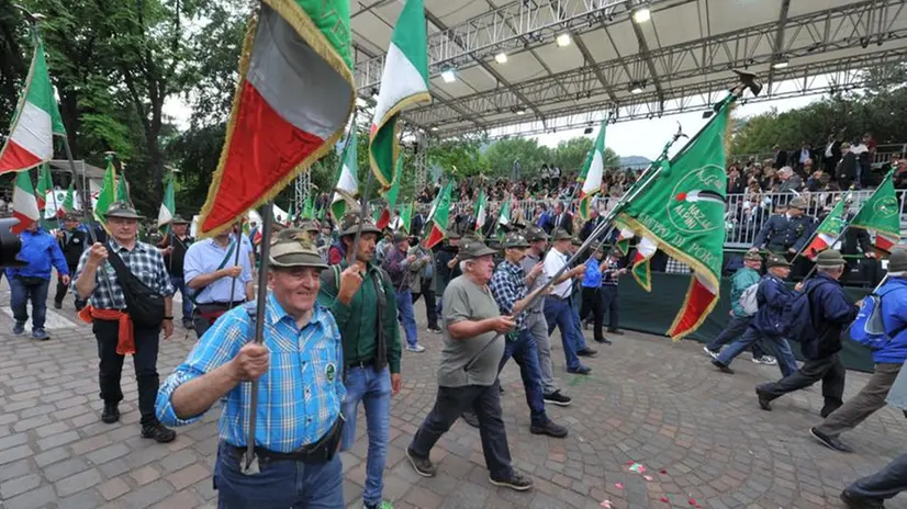 La sfilata degli Alpini durante l'ultima adunata a Trento - Foto © www.giornaledibrescia.it