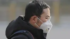 Un uomo con la mascherina a Pechino - Foto Ansa/Wu Hong © www.giornaledibrescia.it