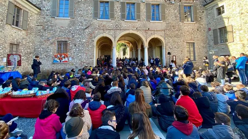 Studenti nel cortile del municipio di Padenghe - Foto © www.giornaledibrescia.it