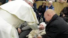La benedizione di Papa Francesco alla piccola Alexia  - © www.giornaledibrescia.it