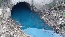L’acqua colorata di blu a causa dell'inquinamento - Foto © www.giornaledibrescia.it