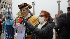 Nei giorni scorsi, turisti a Venezia con la mascherina - Foto Andrea Merola/Ansa