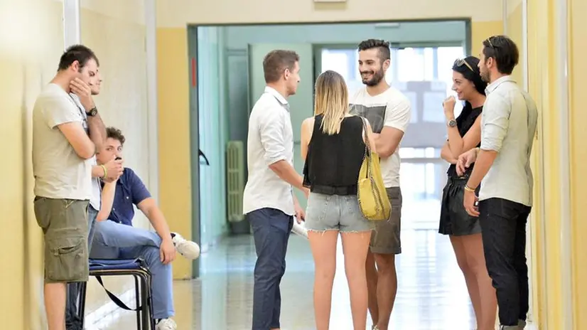 Ragazzi attendono il loro turno all'esame di Maturità - © www.giornaledibrescia.it