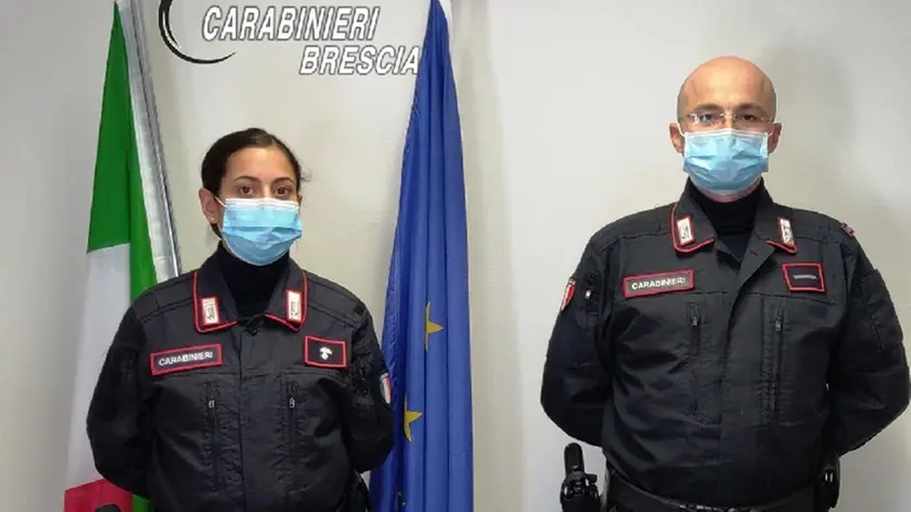 I carabinieri di Gussago con la droga sequestrata - Foto © www.giornaledibrescia.it