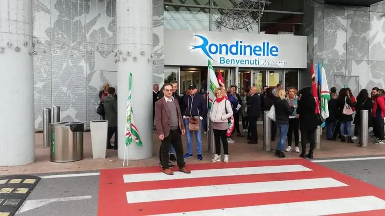 Una manifestazione dei lavoratori dell'Auchan di Roncadelle - Foto © www.giornaledibrescia.it