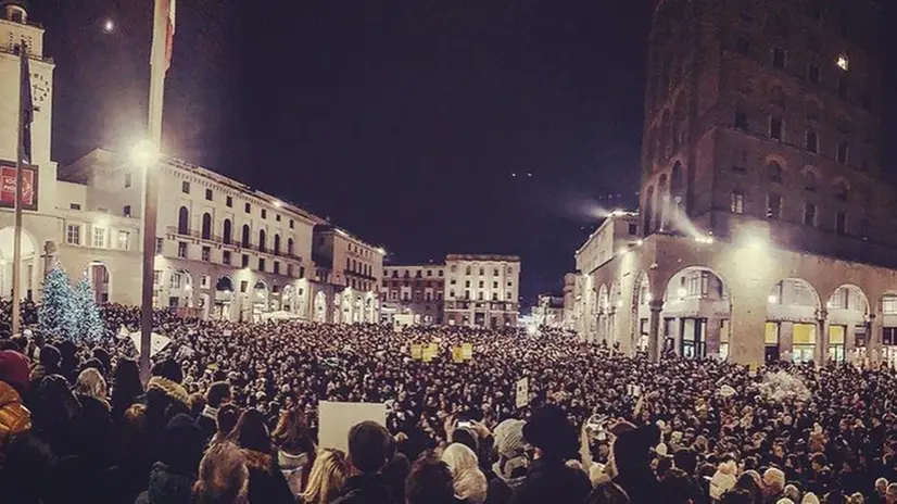 Il primo incontro delle Sardine a Brescia - © www.giornaledibrescia.it