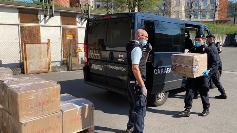 I carabinieri impegnati in una consegna di materiale per la Rianimazione - © www.giornaledibrescia.it