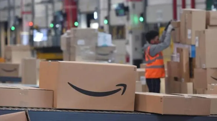 Un pacco pronto per essere spedito in un centro di smistamento Amazon