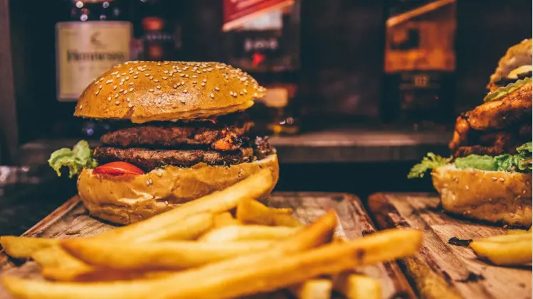 Junk food e sedentarietà: una combinazione rischiosa per la salute