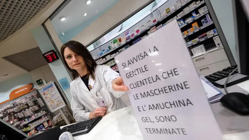 Il cartello esposto in una farmacia - Foto Ansa - Igor Petyx © www.giornaledibrescia.it