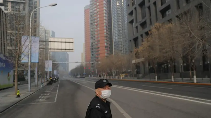 Un addetto alla sicurezza a Pechino - Foto Ansa/Epa Wu Hong © www.giornaledibrescia.it
