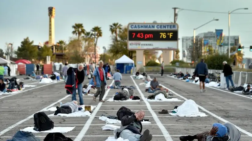 Un campo allestito per i senzatetto a Las Vegas - Foto Ansa/Epa/David Becker © www.giornaledibrescia.it