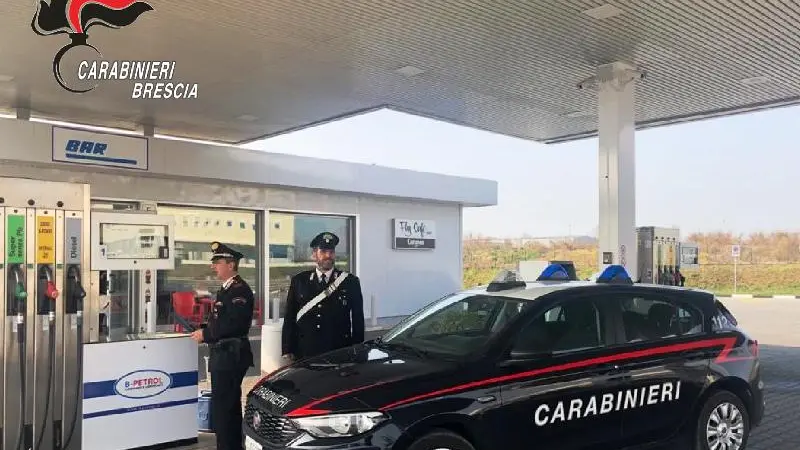 I carabinieri al distributore - Foto © www.giornaledibrescia.it
