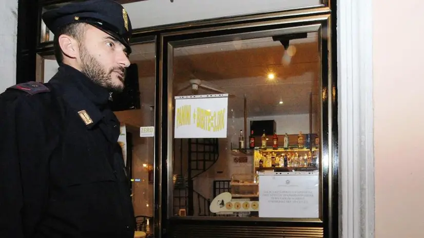 Agente fuori dal Bar Migliore in occasione di una precedente sospensione della licenza - © www.giornaledibrescia.it