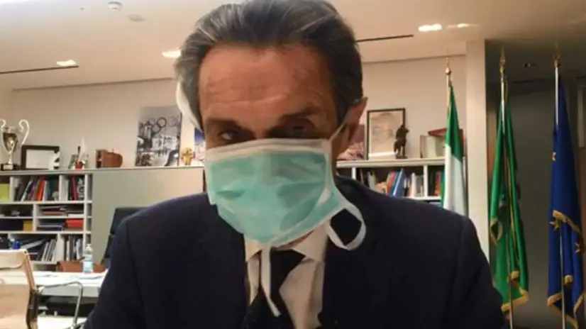 Il presidente della Regione Lombardia Fontana con la mascherina - Foto © www.giornaledibrescia.it