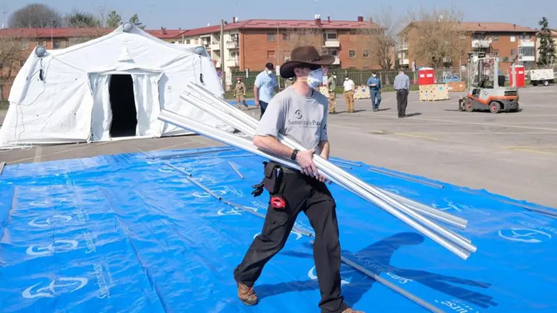 Un volontario americano al lavoro per la costruzione dell'ospedale da campo a Cremona -  Foto © www.giornaledibrescia.it