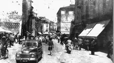 Brescia: via San Faustino, veduta scorcio. Erano gli anni Cinquanta - Foto © www.giornaledibrescia.it
