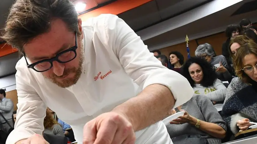 Il cuoco franciacortino durante una Lezione di chef in Cast - © www.giornaledibrescia.it