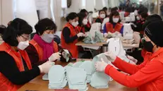 Volontarie sud coreane predispongono nuove mascherine per i rifornimenti - Foto © www.giornaledibrescia.it