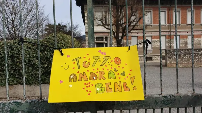 La scritta ai cancelli delle elementari di Mompiano - Foto © www.giornaledibrescia.it