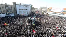 La folla a Kerman - Foto EPA/STR © www.giornaledibrescia.it