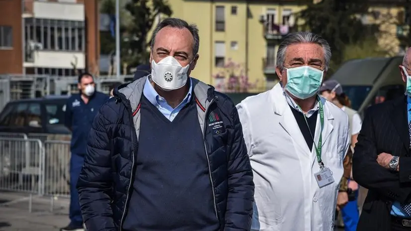 L'assessore al Welfare Giulio  Gallera e il direttore sanitario dell'ospedale di Cremona - Foto Ansa