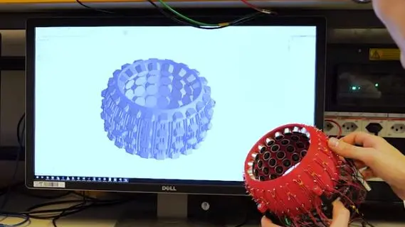 Le semisfere con microaltoparlanti che generano le onde acustiche alla base della mano robotizzata