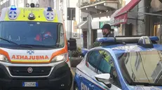La pattuglia della Volante e l’ambulanza durante i soccorsi in corso Martiri della Libertà - © www.giornaledibrescia.it