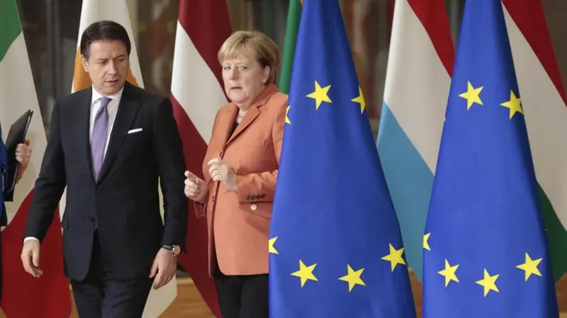 Il premier italiano Giuseppe Conte con la cancelliera tedesca Angela Merkel - Foto Epa/Olivier Hoslet © www.giornaledibrescia.it