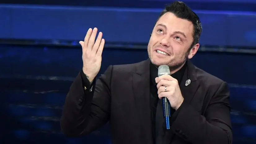 Tiziano Ferro e il bacio al cielo per Mia Martini - Foto © www.giornaledibrescia.it