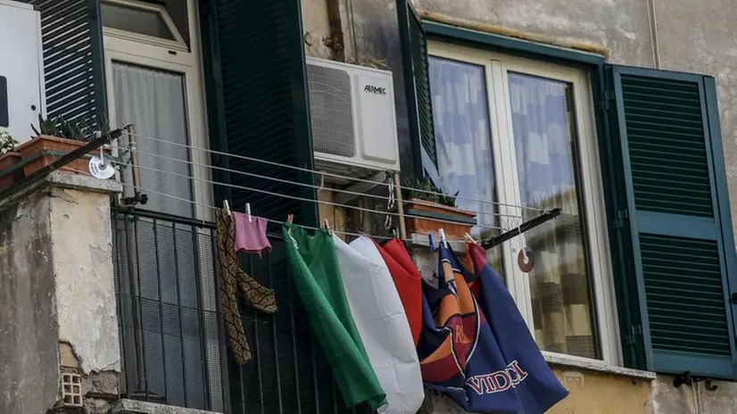 Il tricolore al balcone - Foto © www.giornaledibrescia.it