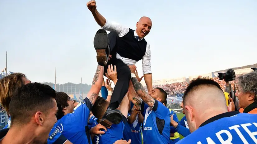 Era l'1 maggio di un anno fa: Corini portato in trionfo per la promozione in A del Brescia - Foto New Reporter Checchi © www.giornaledibrescia.it