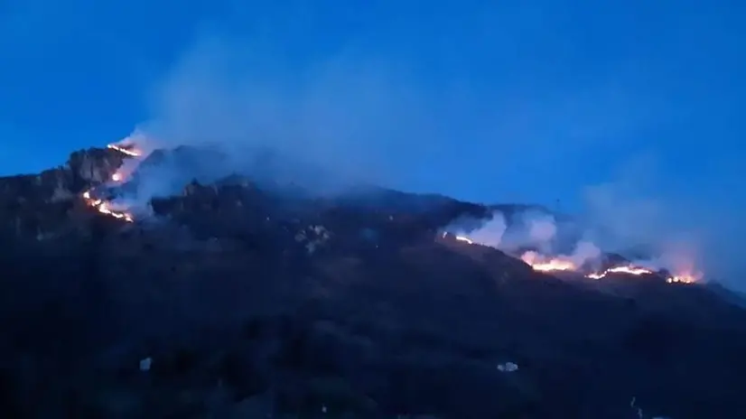 Dall’abitato di Casto si vedono le fiamme sui monti - Foto © www.giornaledibrescia.it